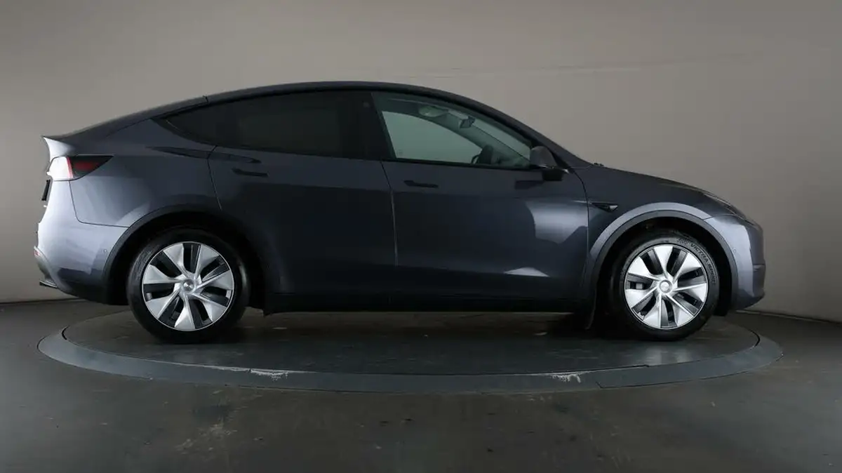 2022-tesla-model-y-e-long-range-big-53
