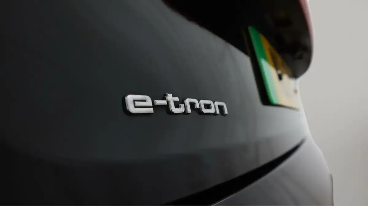 2021-audi-e-tron-50e-technik-station-wagon-big-23