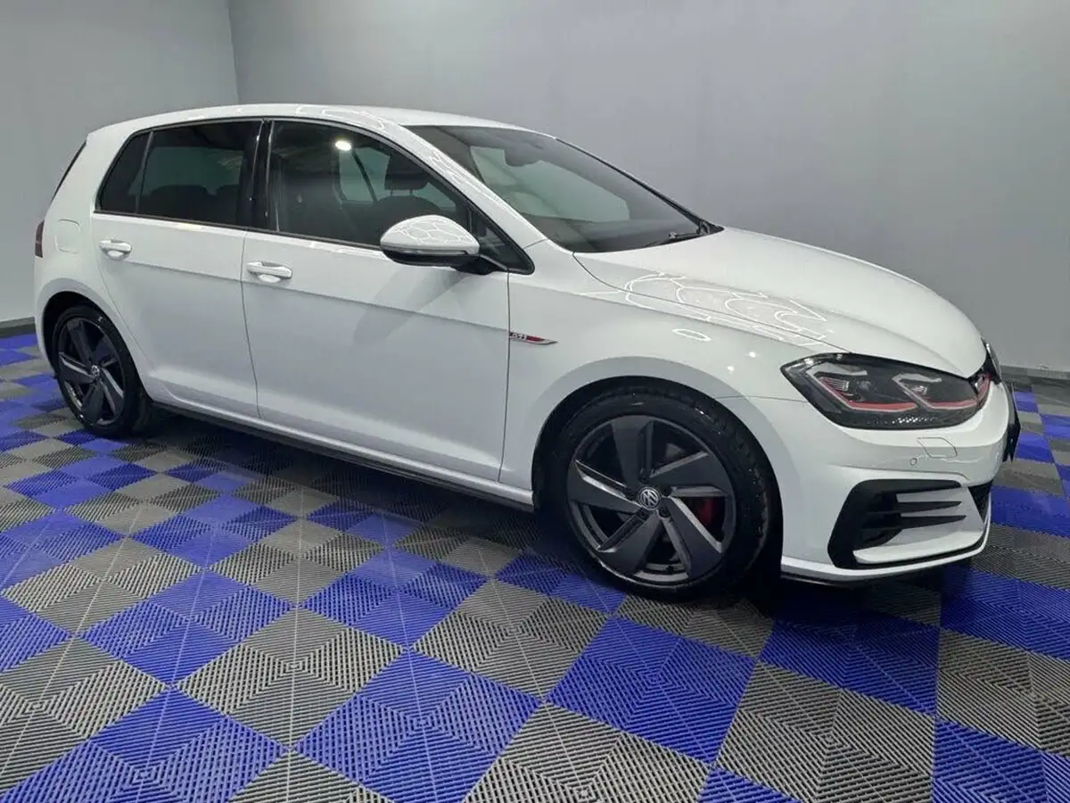 2018-volkswagen-golf-20-tsi-gti-5d-big-4