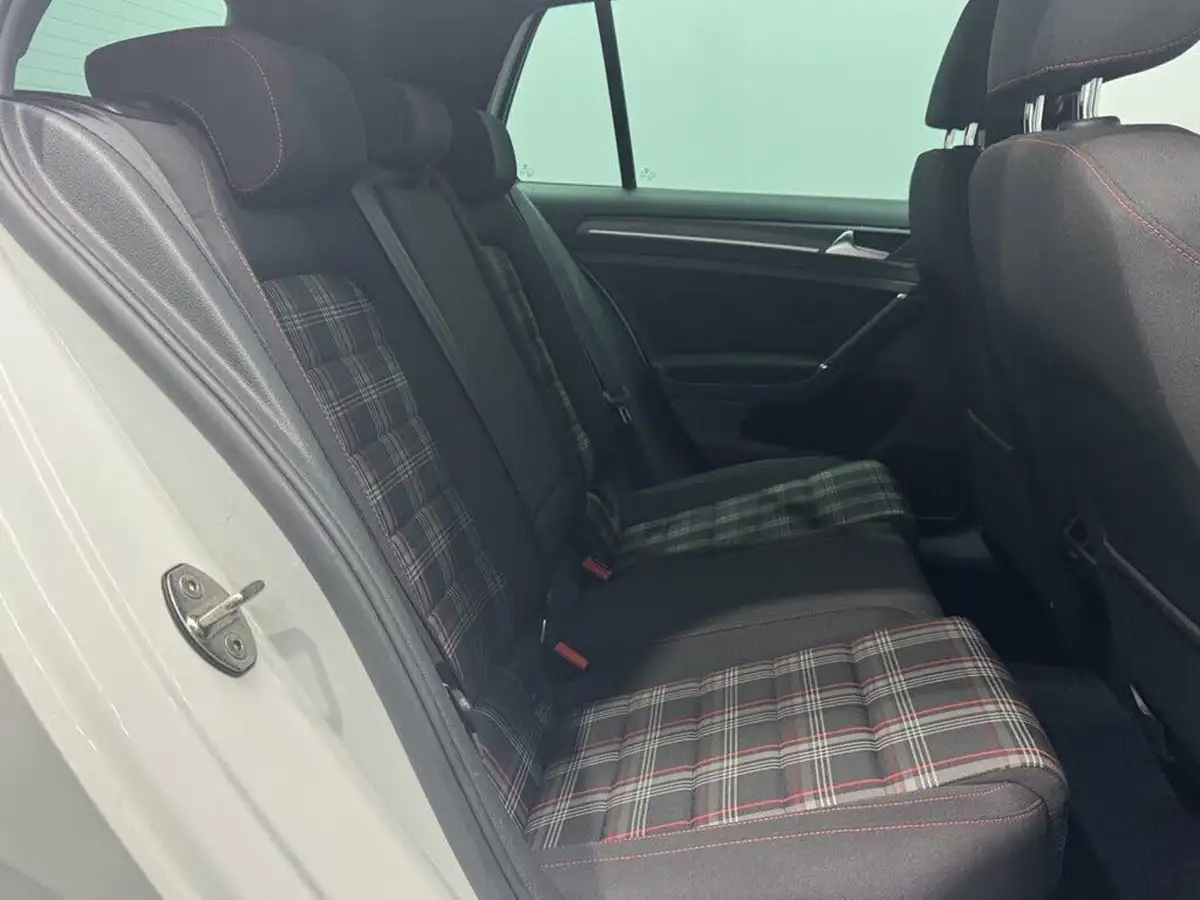 2018-volkswagen-golf-20-tsi-gti-5d-big-28