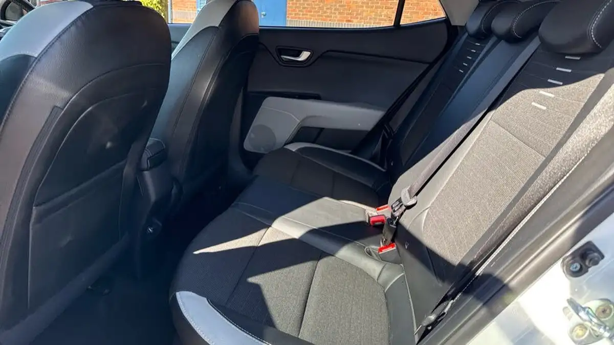2022-kia-stonic-10-t-gdi-connect-big-8