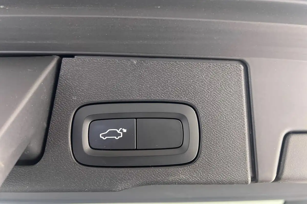 2022-volvo-xc60-20-b5-core-big-20