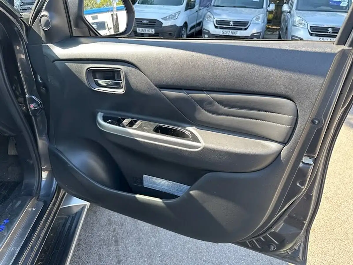 2019-mitsubishi-l200-22di-d-barbarian-auto-big-29