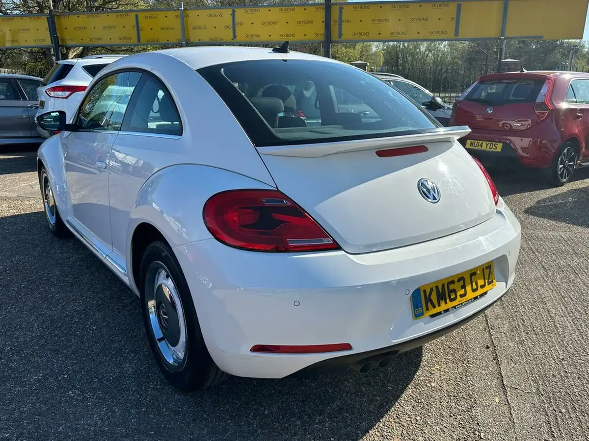 2013-volkswagen-beetle-20tdi-design-hatchback-3d-dsg-big-4