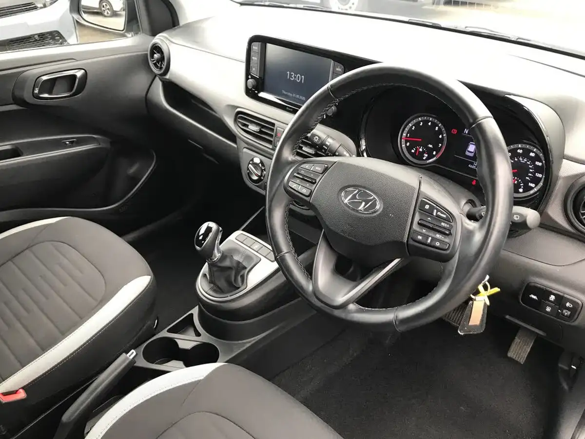 2022-hyundai-i10-12-se-connect-auto-big-2