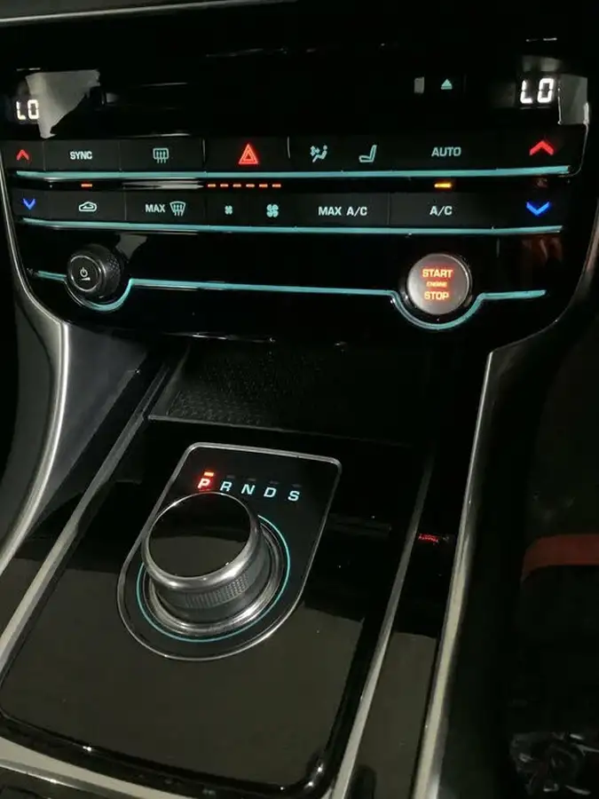 2019-jaguar-xe-big-16