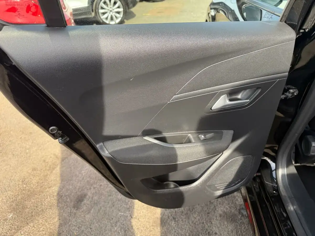 2022-peugeot-208-12-puretech-active-premium-100bhp-eat8-big-26