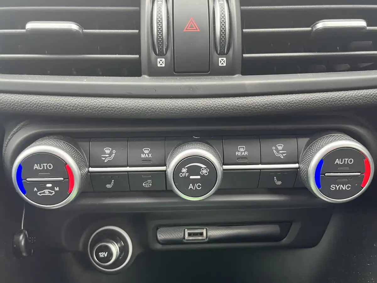 2022-alfa-romeo-giulia-20-veloce-big-41