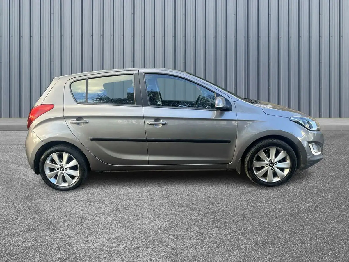 2012-hyundai-i20-14-style-99bhp-big-6