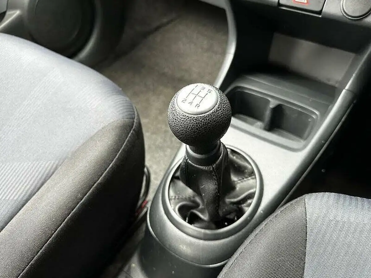 2014-suzuki-alto-10-sz3-big-21
