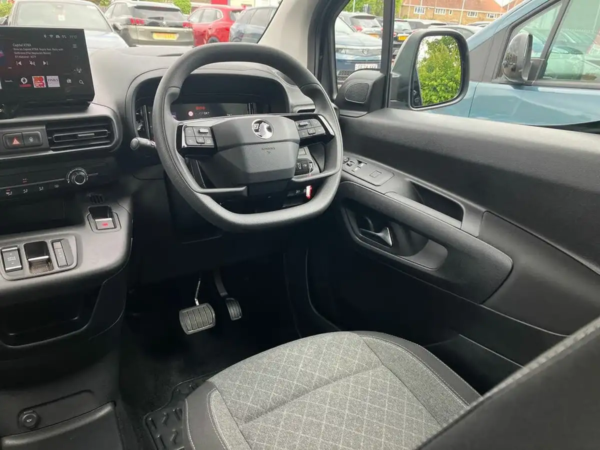 2024-vauxhall-combo-life-e-design-xl-big-24