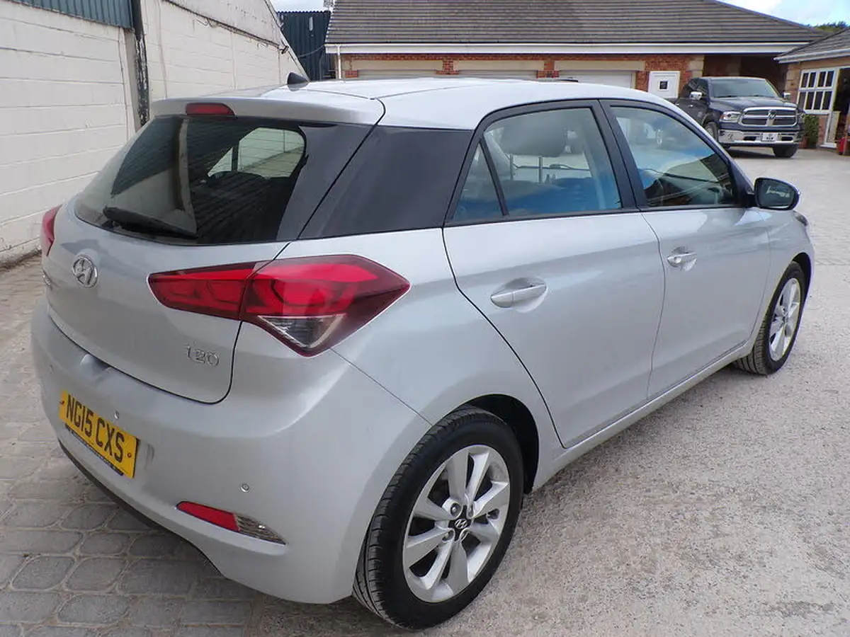 2015-hyundai-i20-12-se-hatchback-5d-big-7