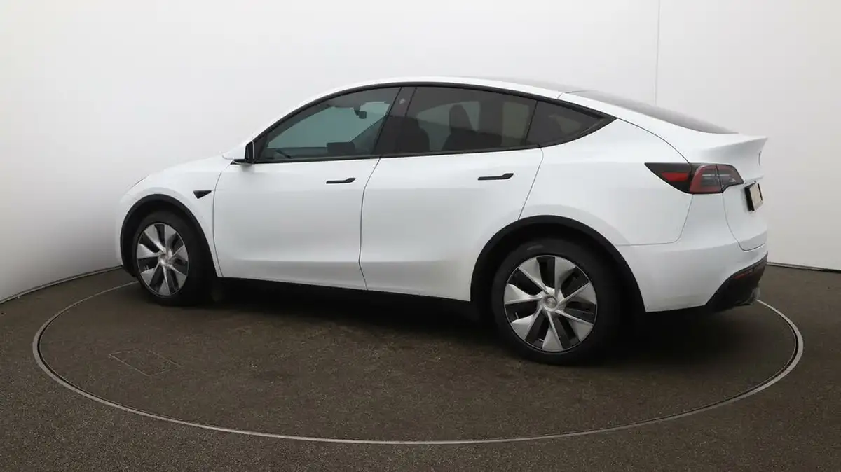 2022-tesla-model-y-e-rwd-big-38