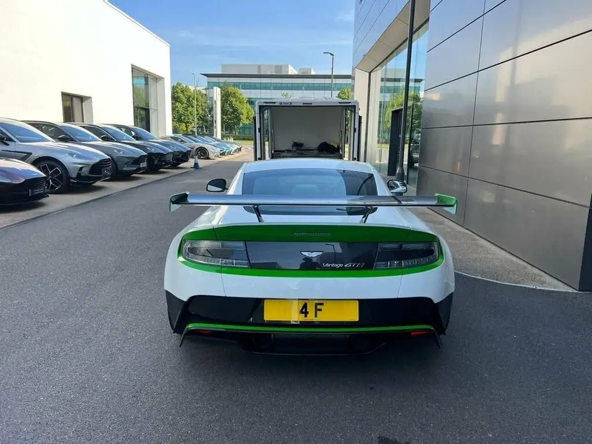 2017-aston-martin-vantage-47-gt8-big-3