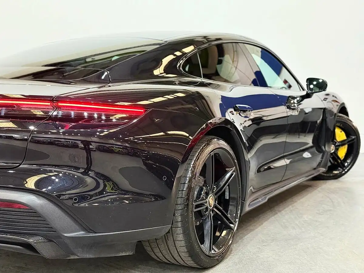 2020-porsche-taycan-e-turbo-s-big-26