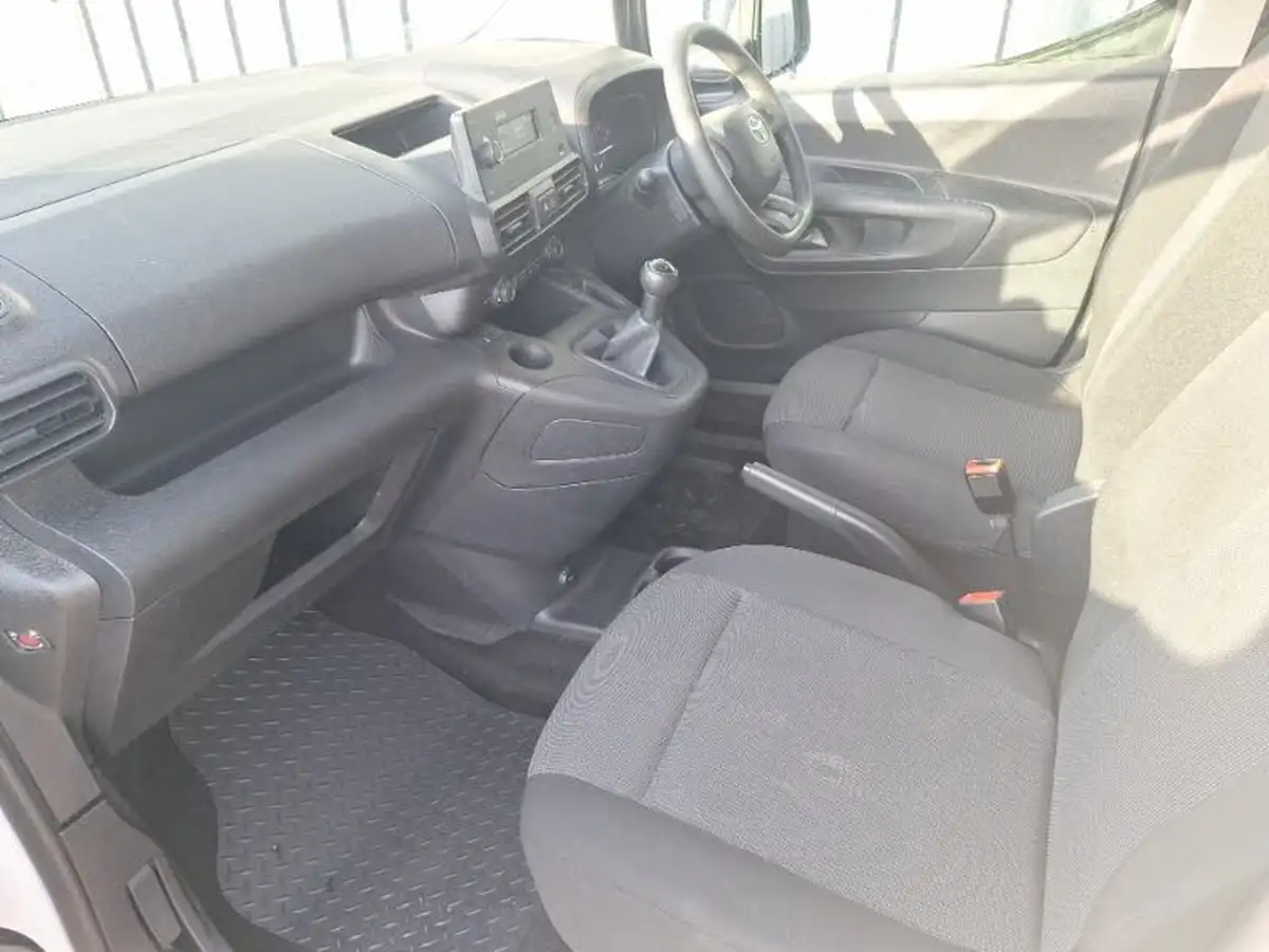 2021-toyota-proace-city-15d-active-100hpeu6dt-e-big-4