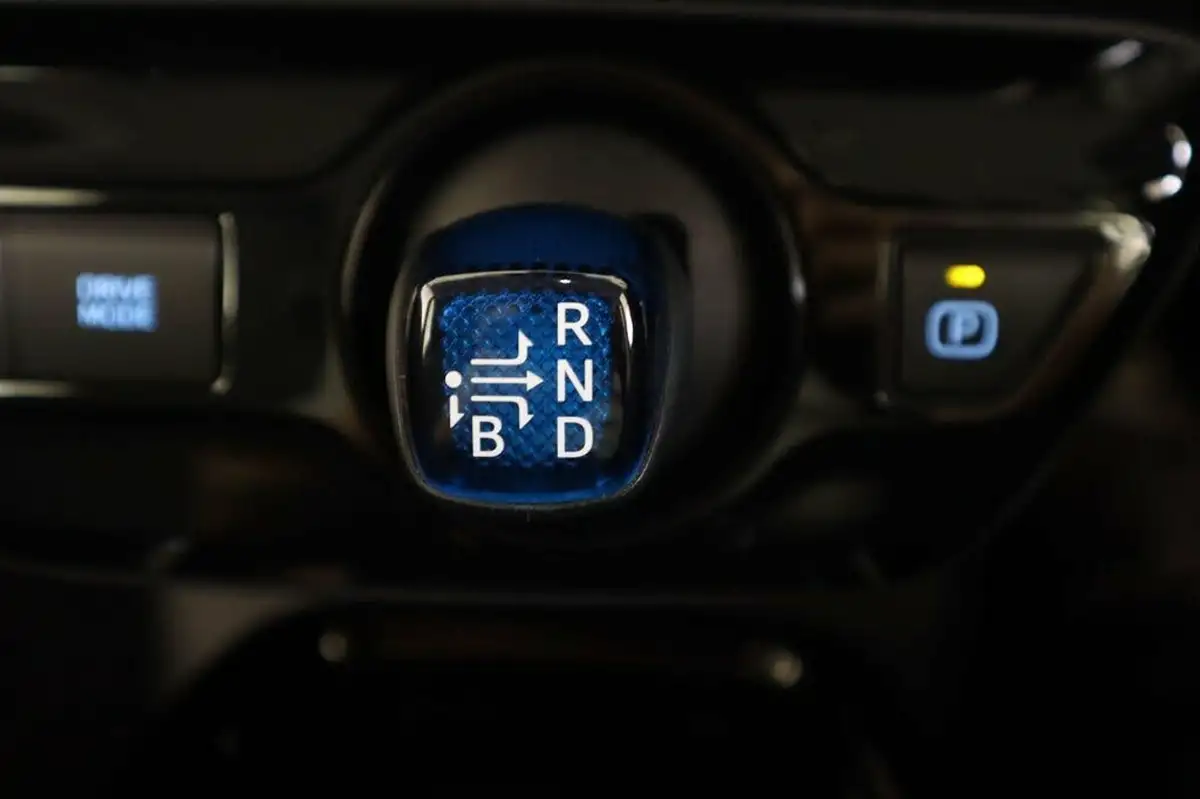 2019-toyota-prius-18-vvt-i-excel-cvt-big-16