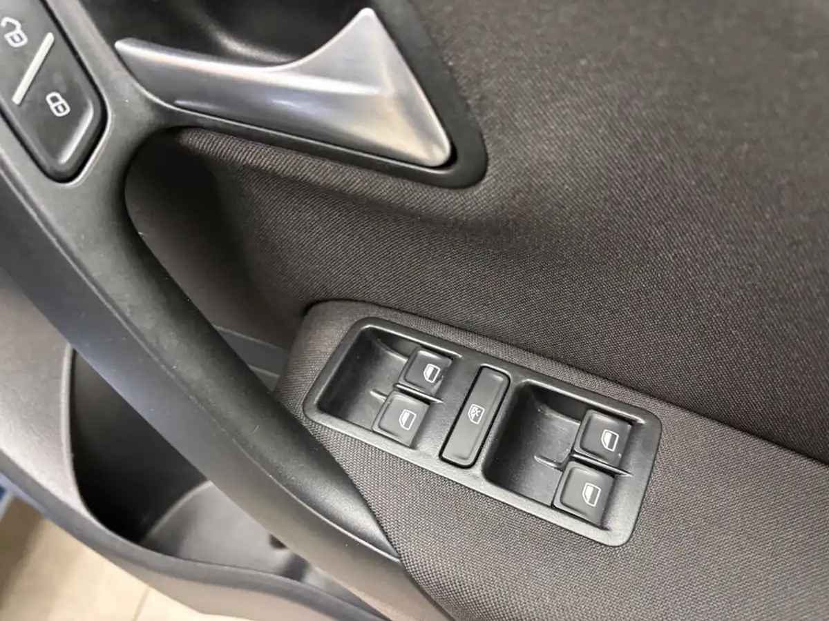 2016-volkswagen-polo-10-se-60ps-5d-big-33