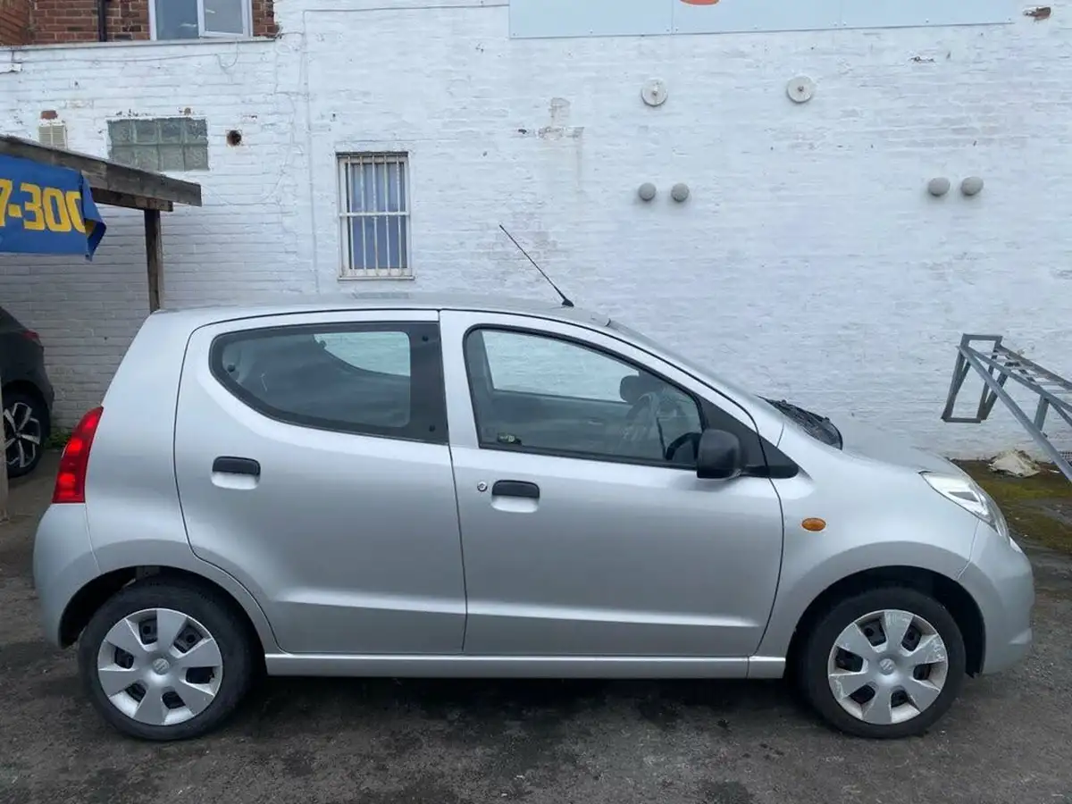 2011-suzuki-alto-10-sz2-big-12