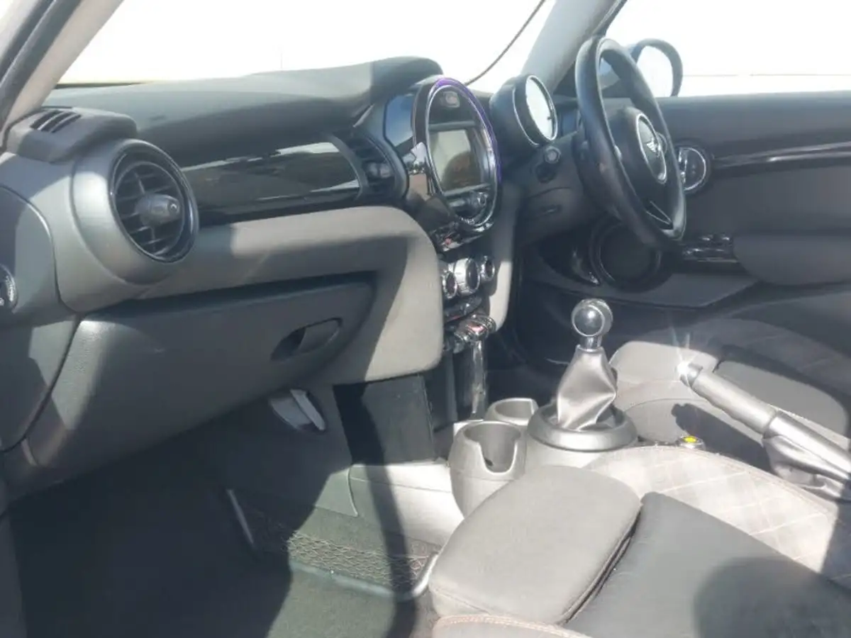 2017-mini-cooper-15-cooper-seven-5d-big-4