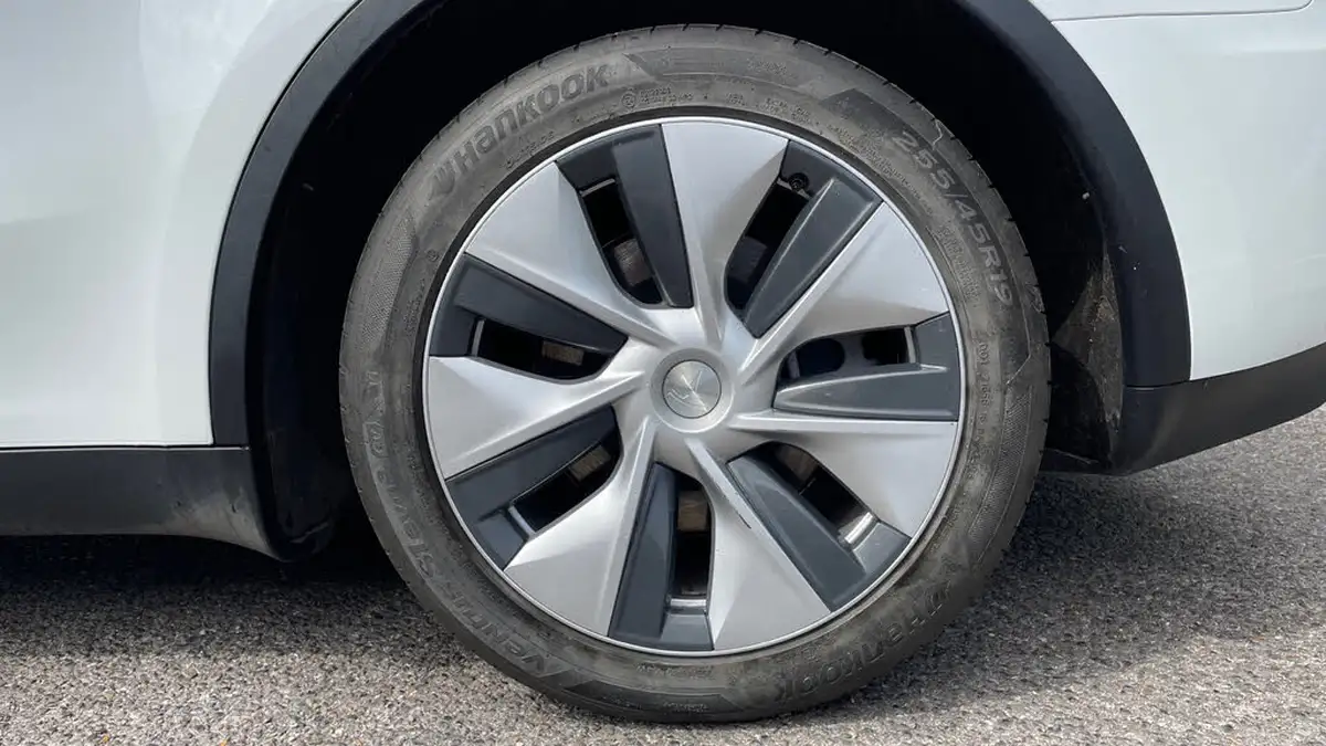 2023-tesla-model-y-e-rwd-big-17