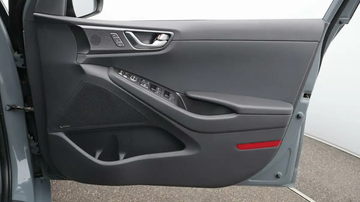 2022-hyundai-ioniq-e-premium-se-electric-big-15