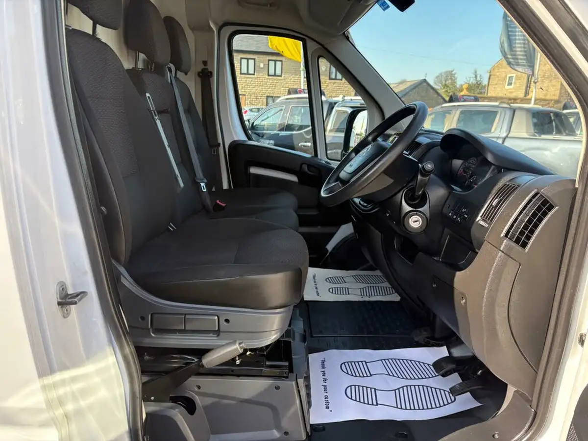 2022-citroen-relay-22bluehdi-35-l3h3-enterprise-big-19