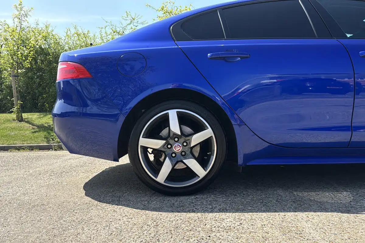 2017-jaguar-xe-20d-r-sport-180ps-1999cc-auto-big-6