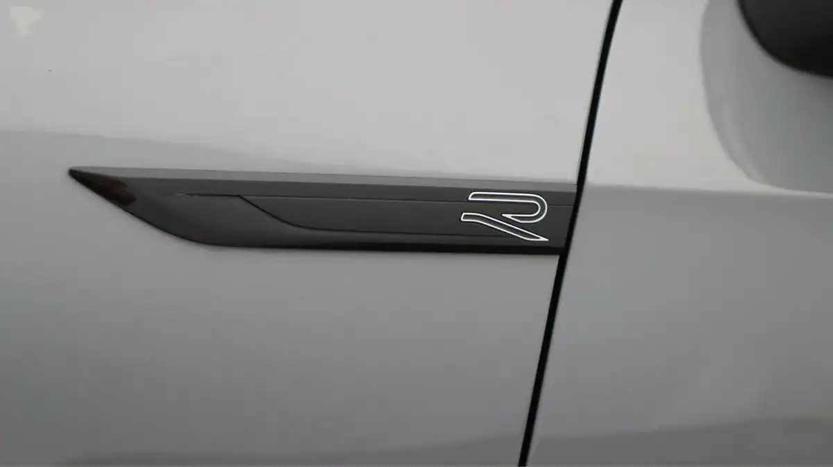 2021-volkswagen-golf-big-34