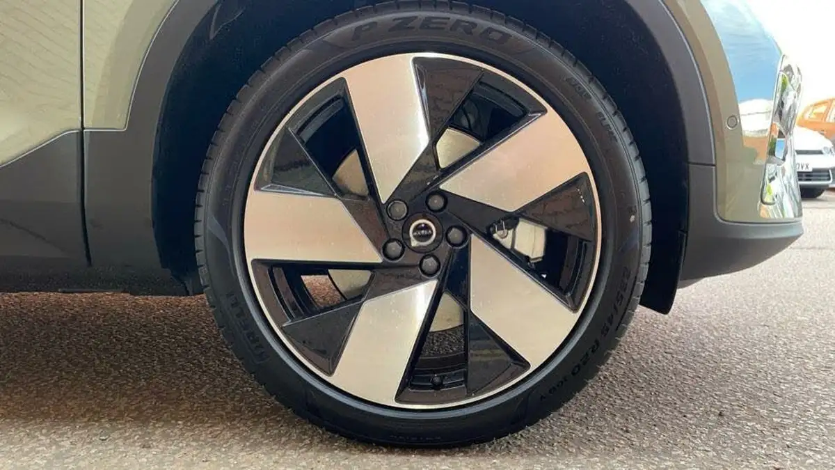 2025-volvo-ex40-e-ultra-big-15