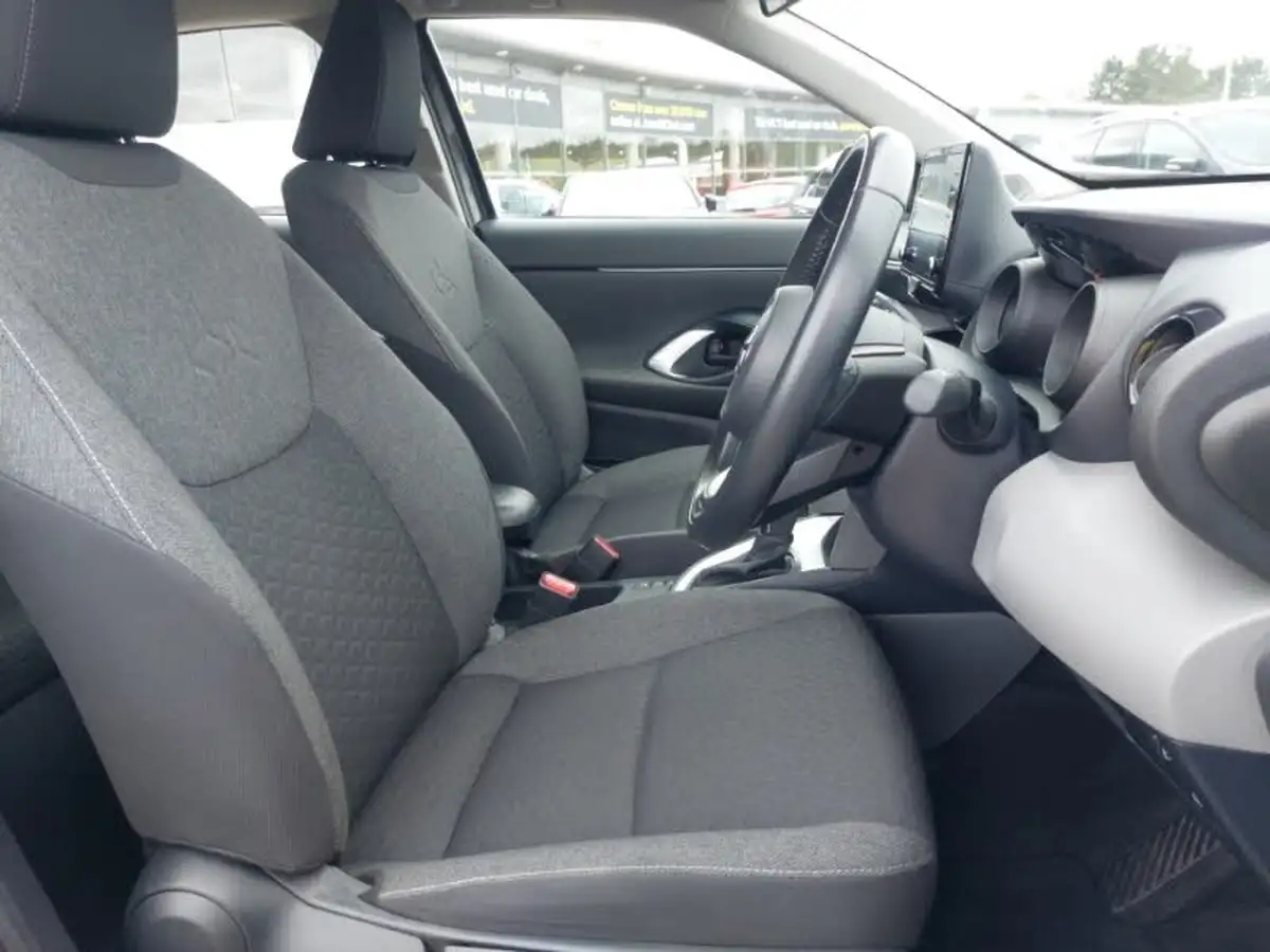 2021-toyota-yaris-cross-15-vvt-i-icon-big-18