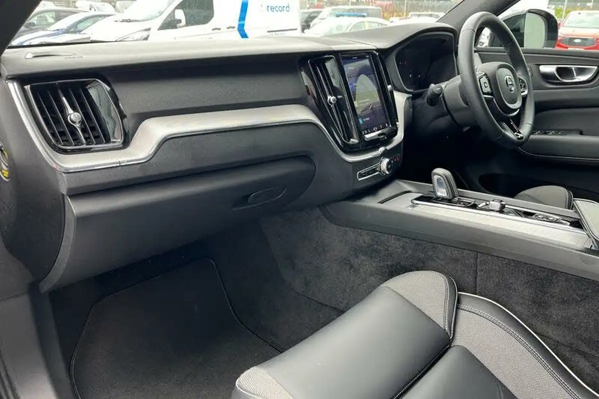 2022-volvo-xc60-20-t6-r-design-350bhp-plug-in-hybrid-big-17