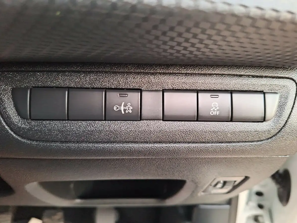2016-peugeot-208-big-9