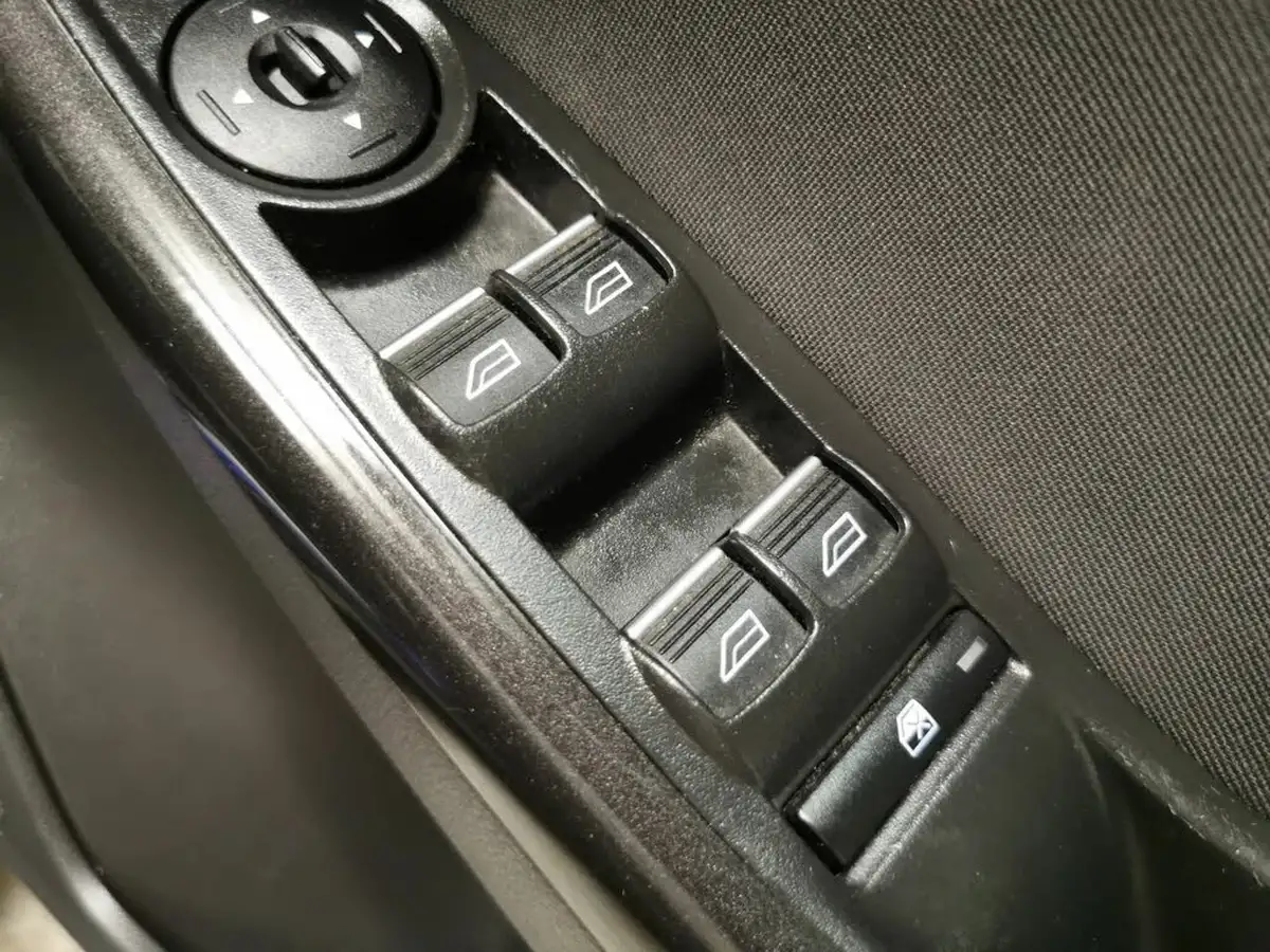 2015-ford-focus-16-titanium-estate-big-13