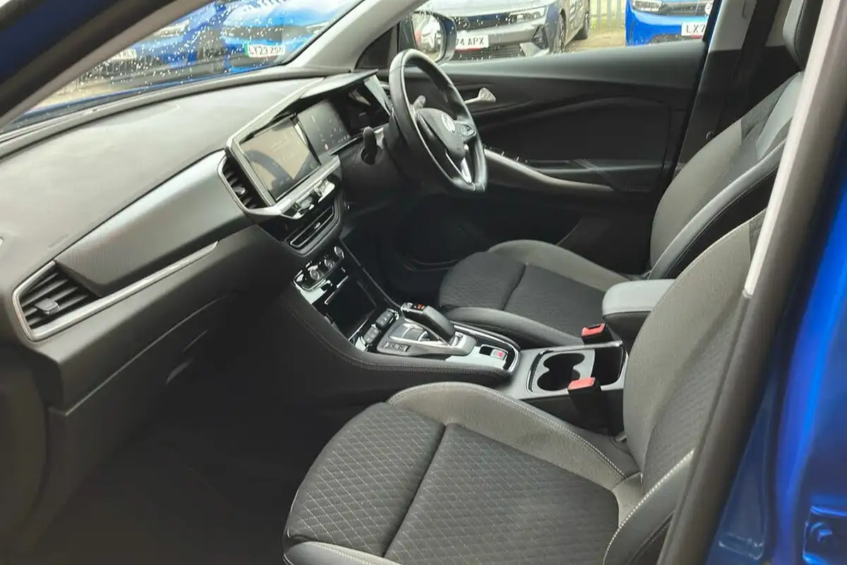 2022-vauxhall-grandland-16-elite-big-2