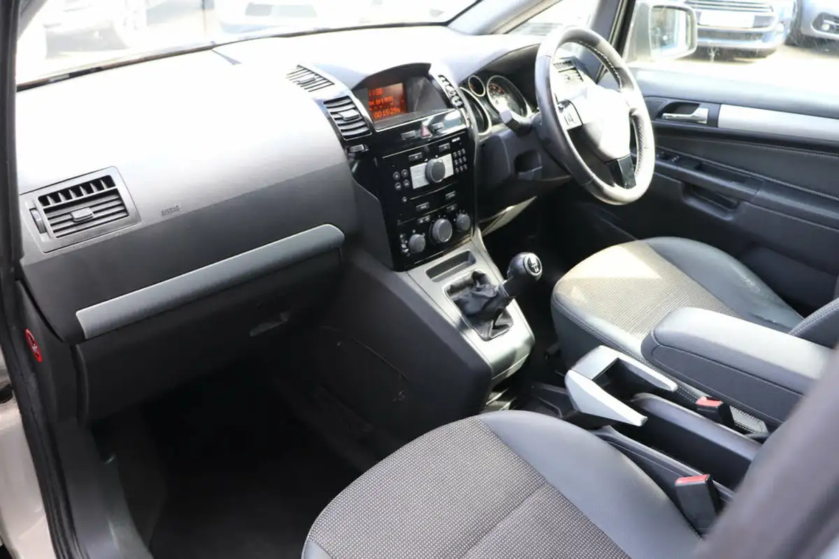 2010-vauxhall-zafira-16-design-big-25