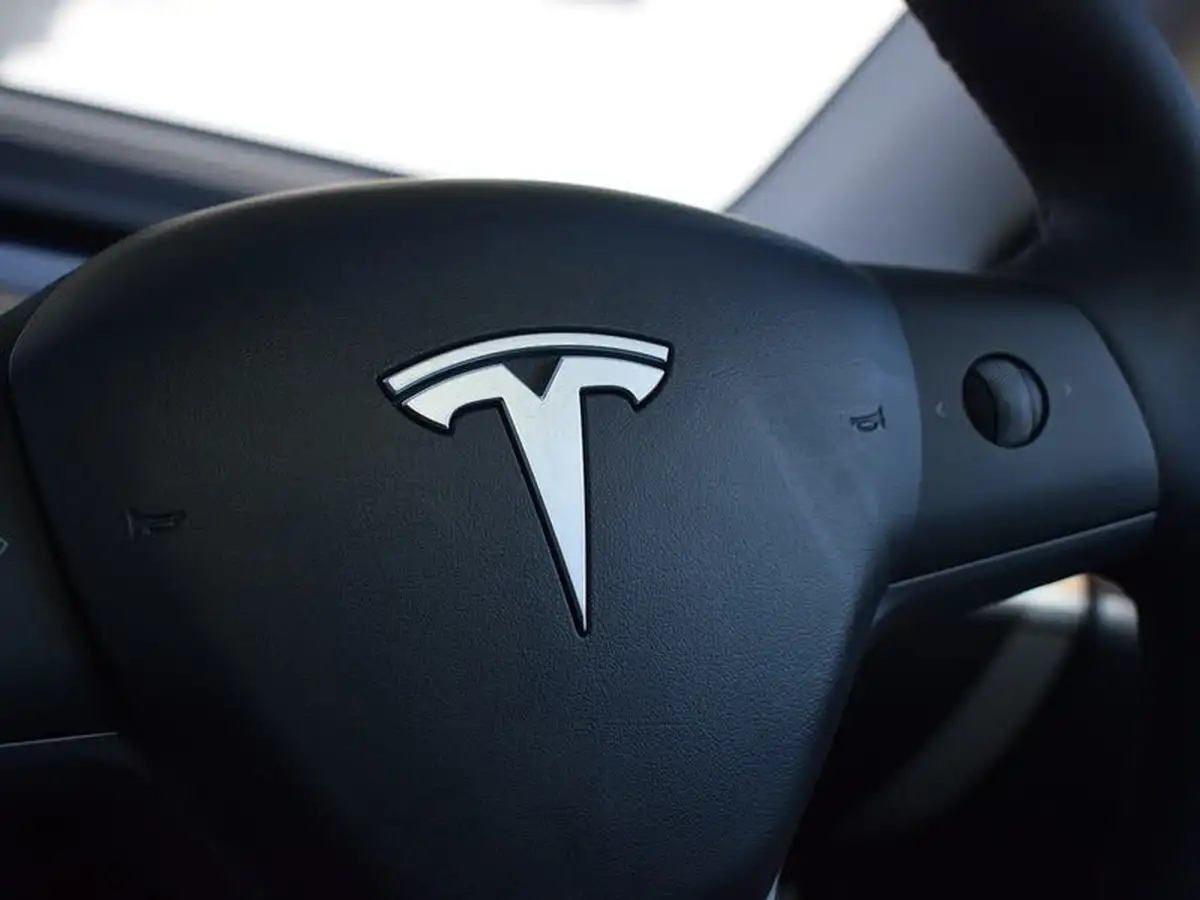 2022-tesla-model-y-e-long-range-big-19