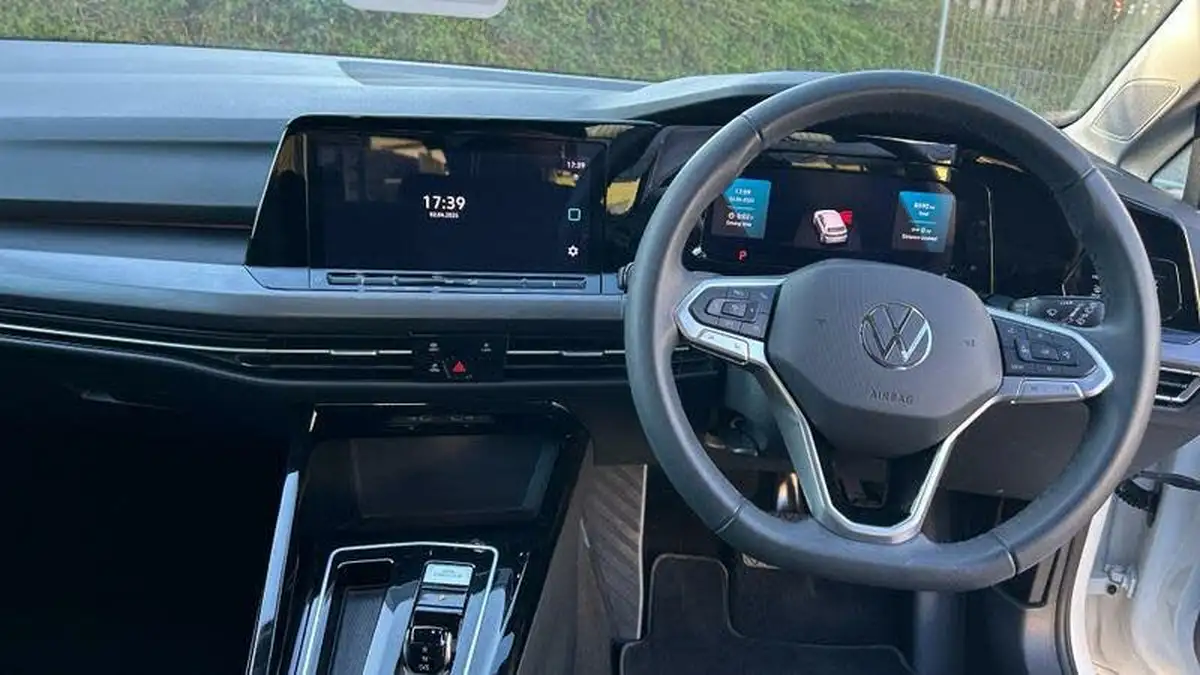2023-volkswagen-golf-big-7