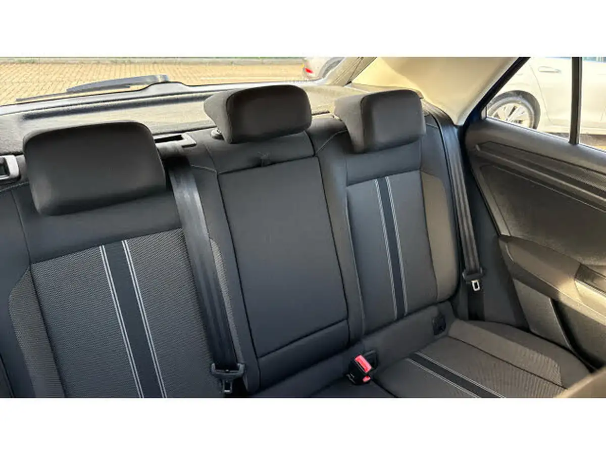 2019-volkswagen-t-roc-15-tsi-se-dsg-big-15