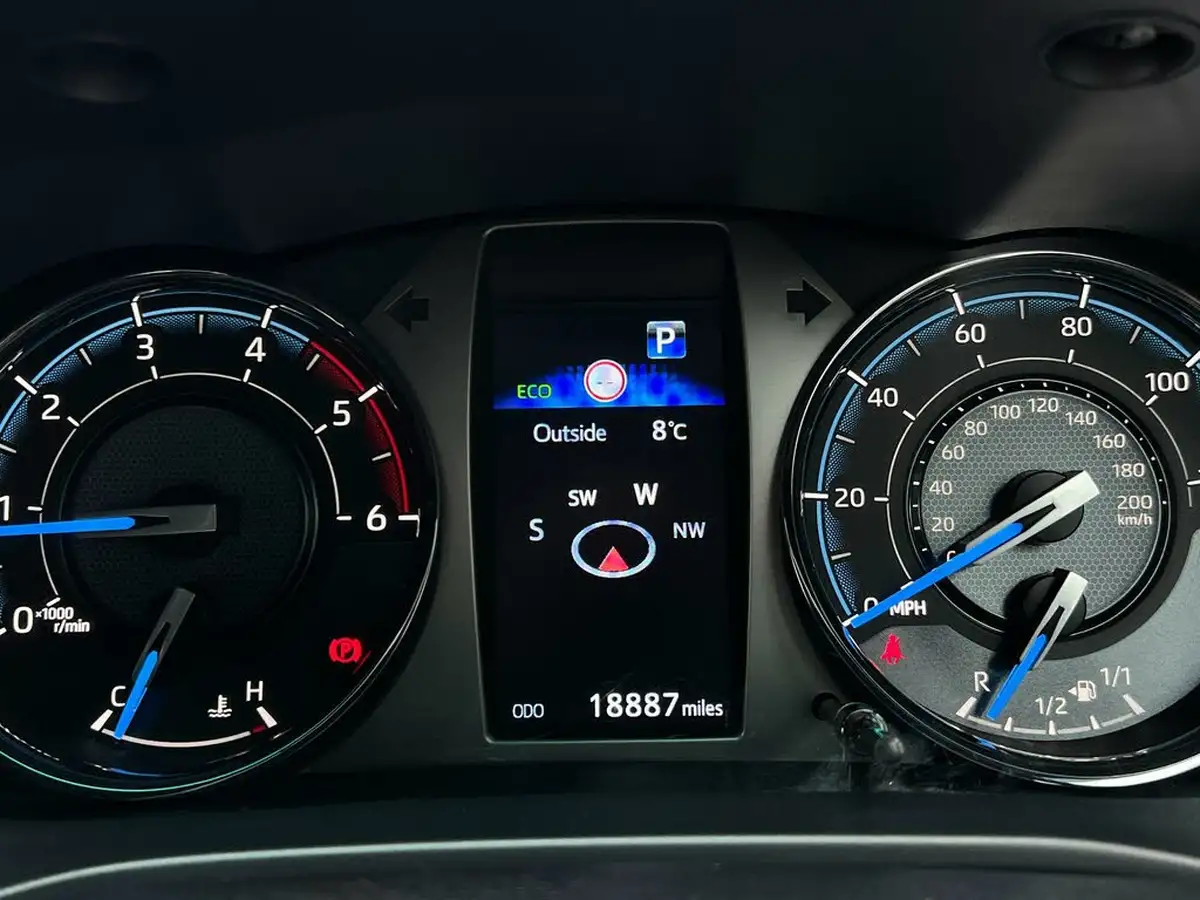 2023-toyota-hi-lux-28d-4d-invincible-x-2754cc-auto-big-53