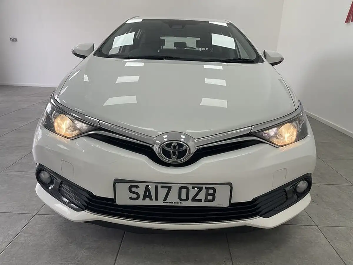 2017-toyota-auris-16d-icon-tss-hatchback-big-7