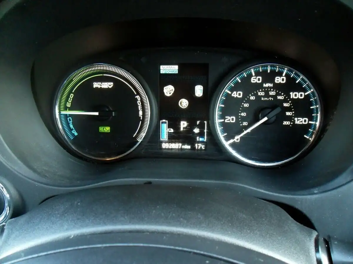 2017-mitsubishi-outlander-20-juro-phev-big-67