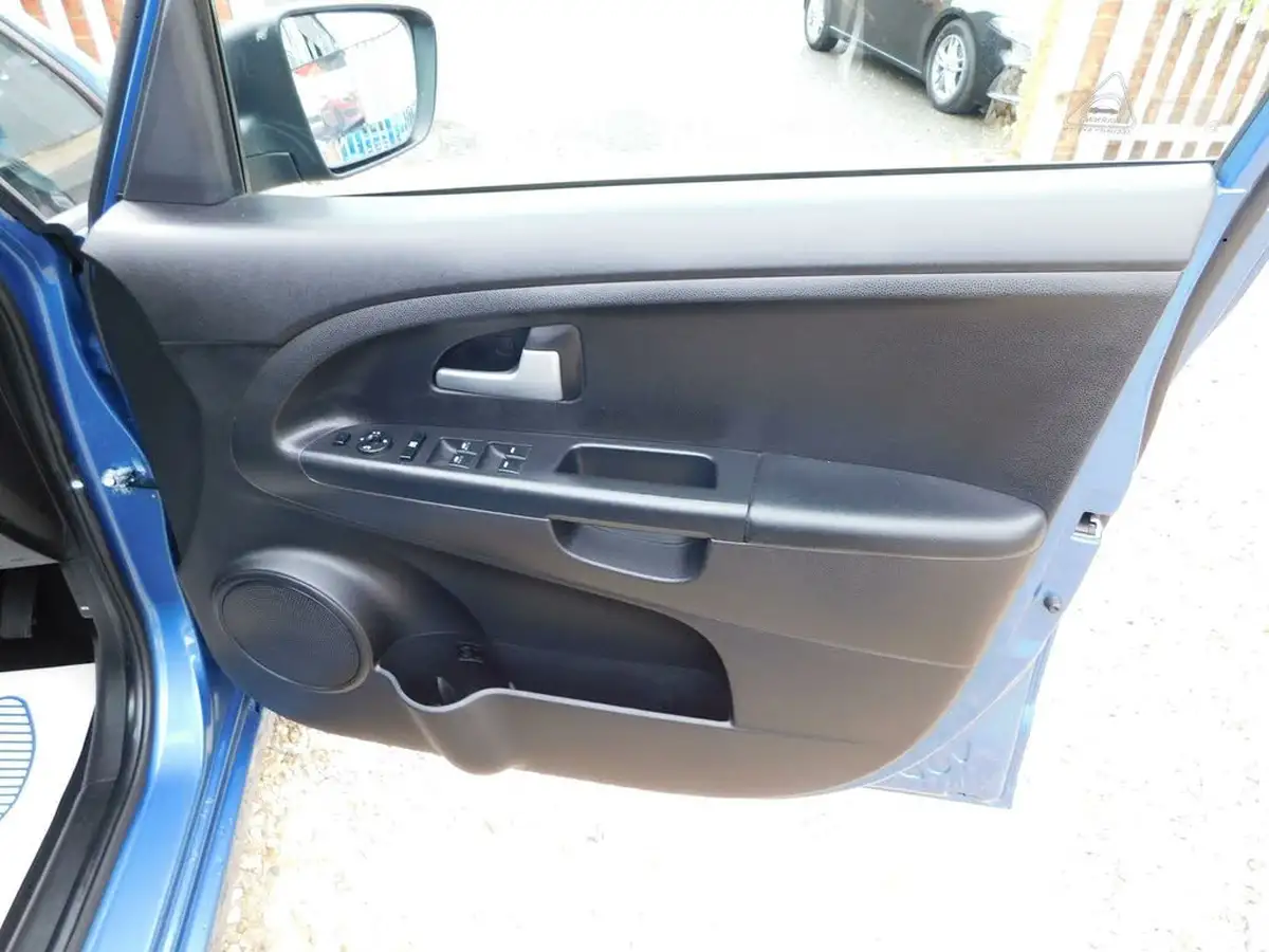 2014-kia-venga-16-3-sat-nav-isg-big-12