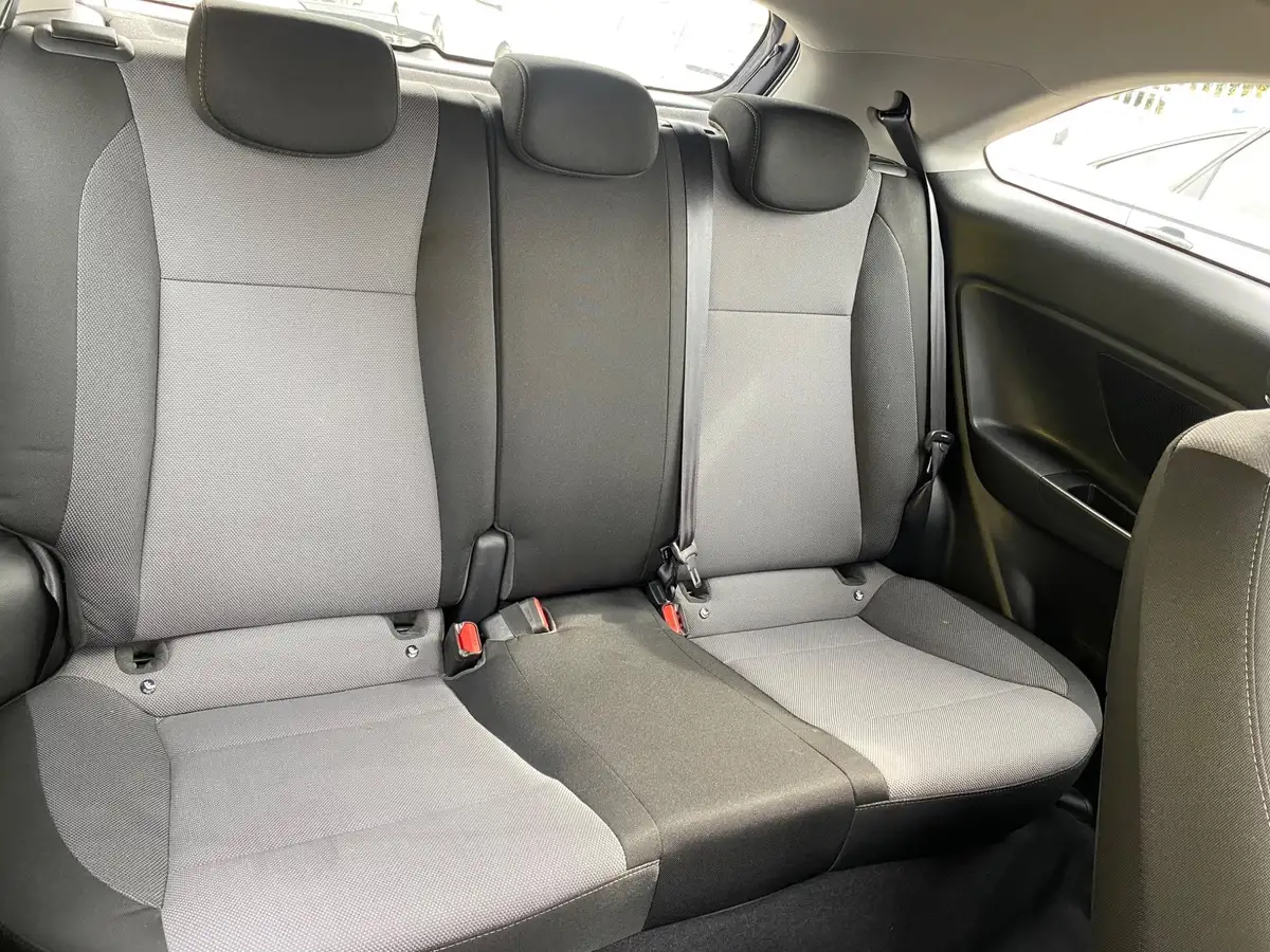 2016-hyundai-i20-12-se-coupe-3d-big-16