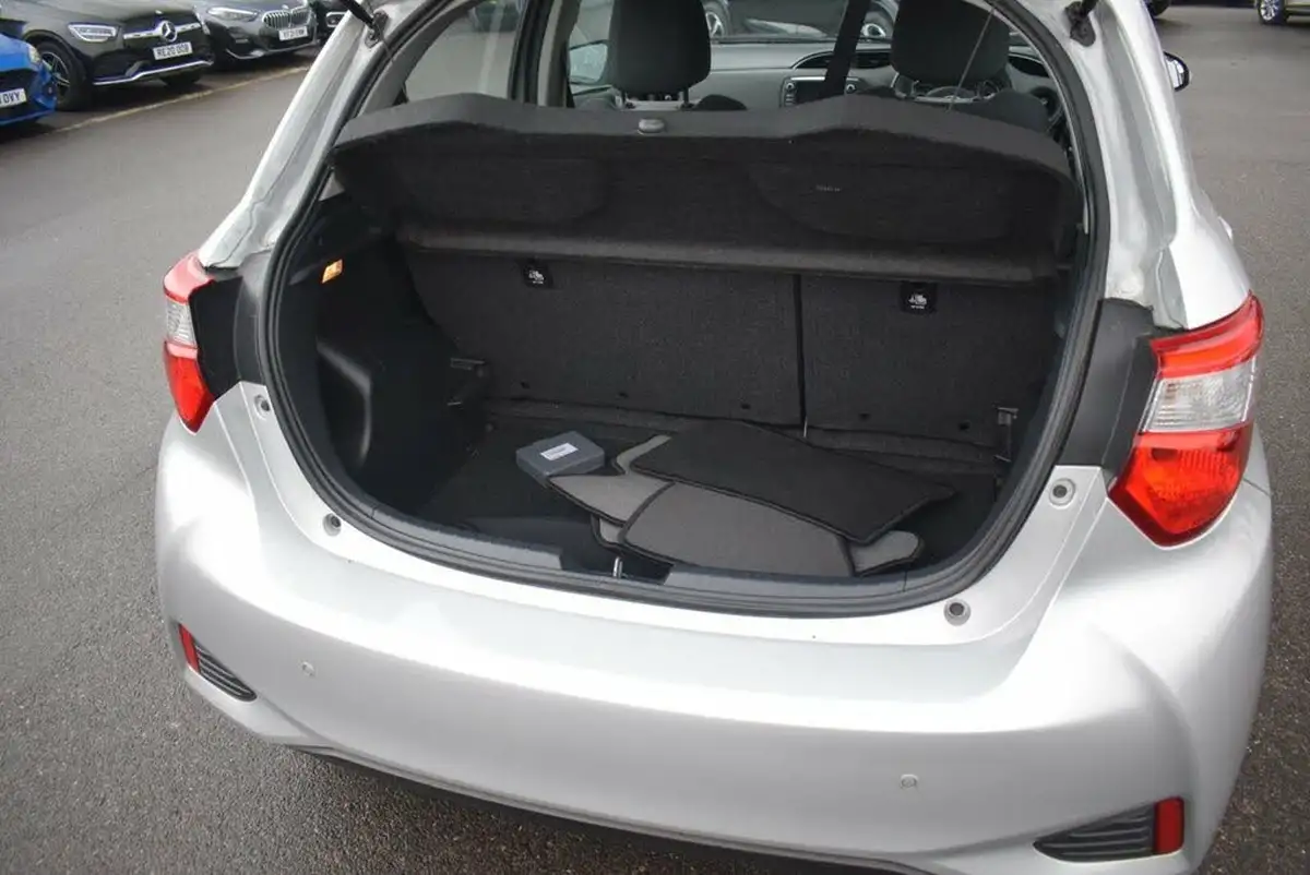 2019-toyota-yaris-15-vvt-i-icon-tech-98bhp-hybrid-1497cc-e-cvt-big-16