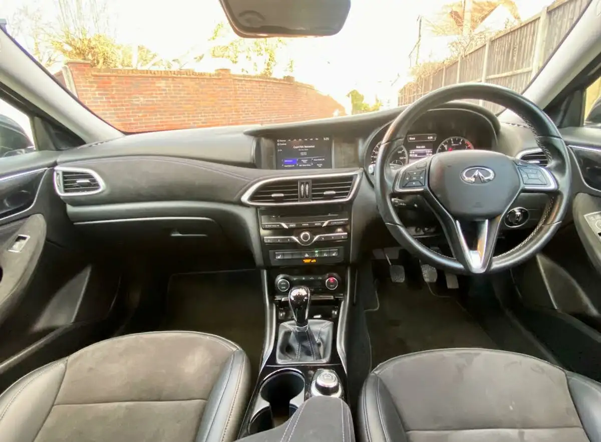 2017-infiniti-q30-16-city-black-big-13