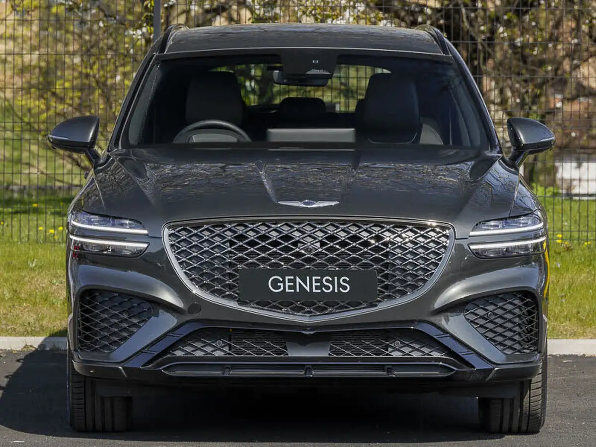 2025-genesis-gv70-big-8