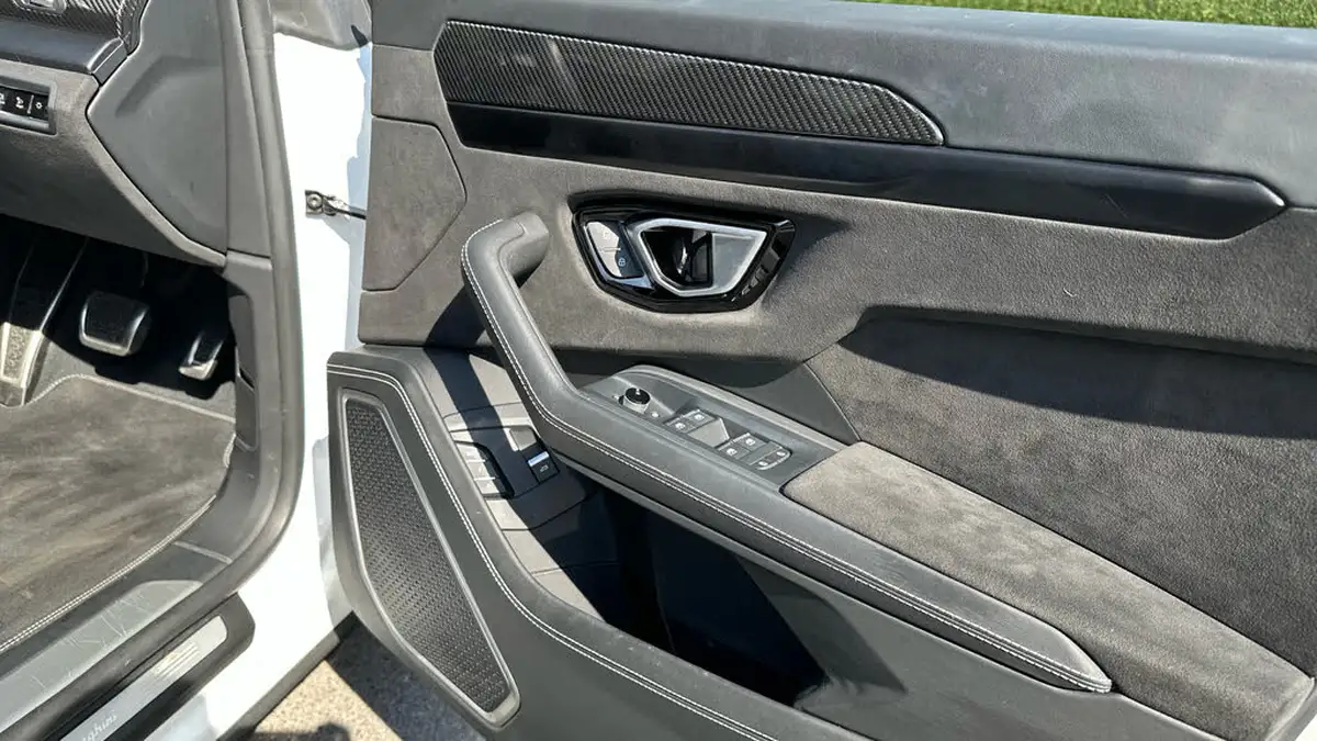 2022-lamborghini-urus-40-no-trim-big-13