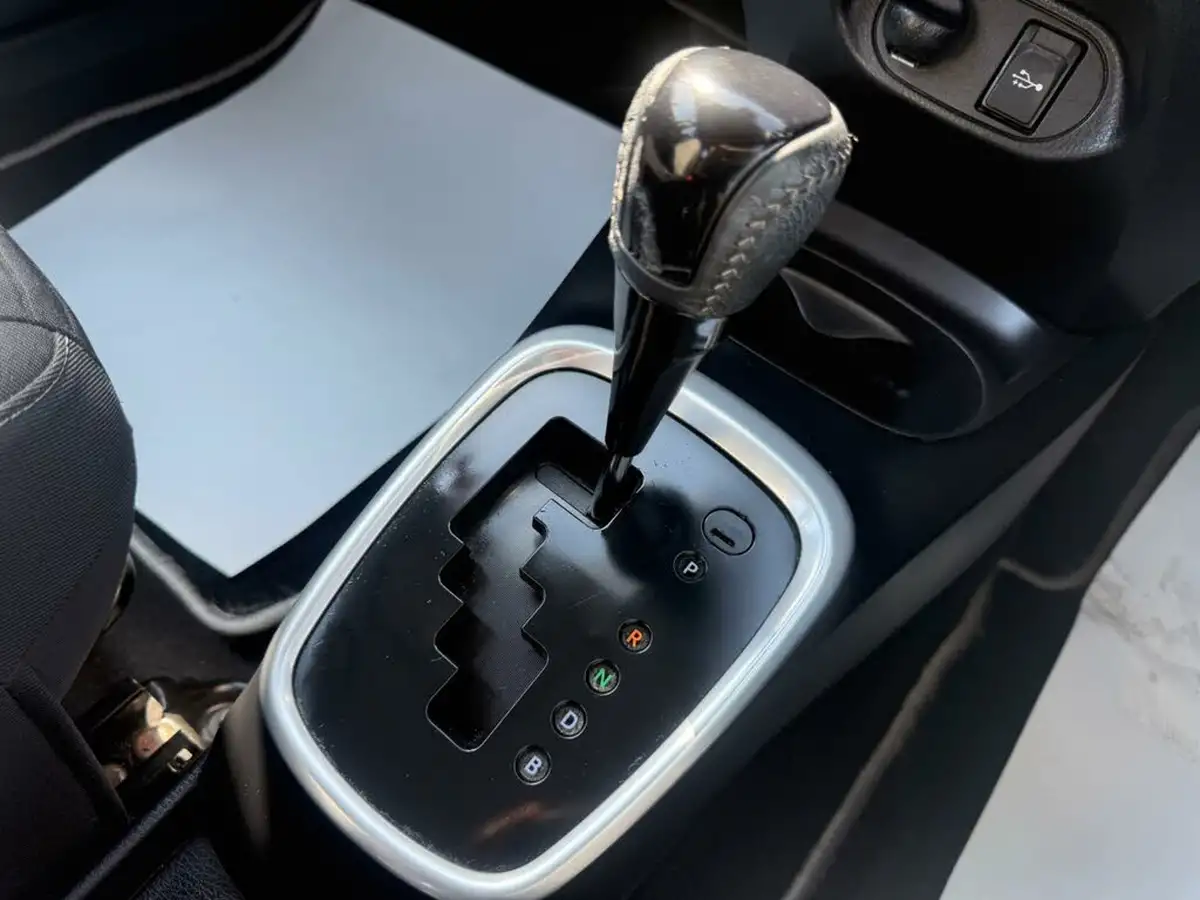 2017-toyota-yaris-15-vvt-i-icon-navi-hybrid-big-43