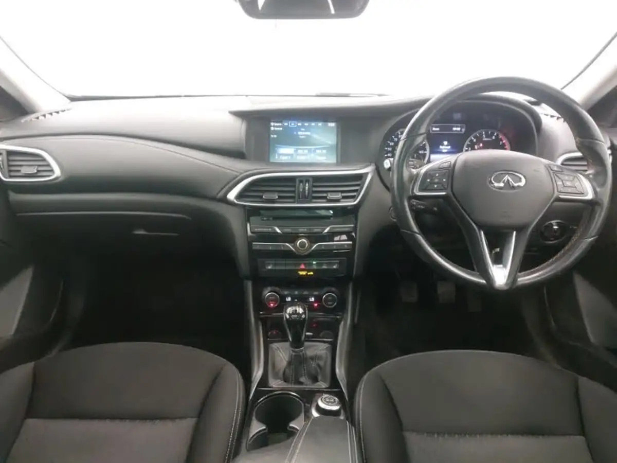 2016-infiniti-q30-16-premium-122ps-big-2